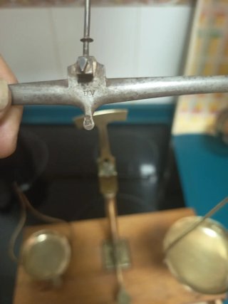 Balanza de farmacia antigua con pesas