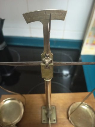 Balanza de farmacia antigua con pesas