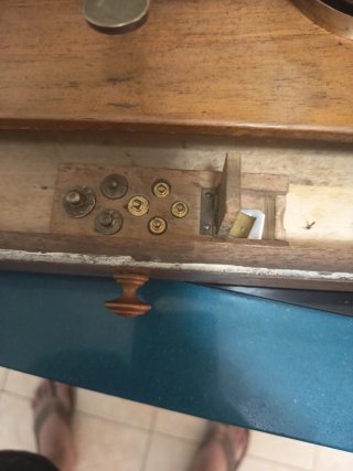 Balanza de farmacia antigua con pesas
