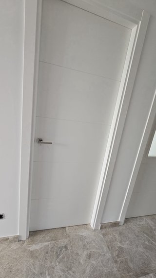 Puerta blanca moderna