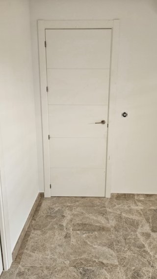 Puerta blanca moderna