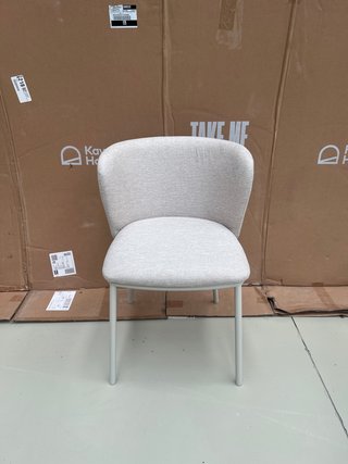 Sedia Ciselia Kave home ciniglia beige e acciaio