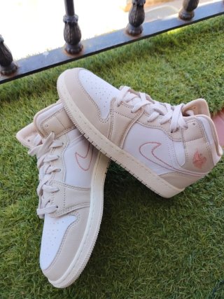 Nike Air Jordan 1 Mid SE GS Sanddrift talla 37.5