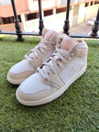 Nike Air Jordan 1 Mid SE GS Sanddrift talla 37.5