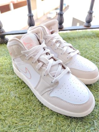 Nike Air Jordan 1 Mid SE GS Sanddrift talla 37.5