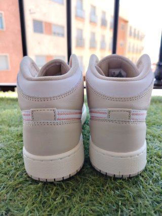 Nike Air Jordan 1 Mid SE GS Sanddrift talla 37.5