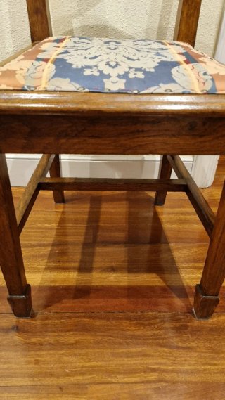 Silla de madera vintage con tapizado