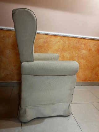 Sillón orejero de tela beige