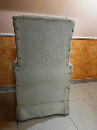 Sillón orejero de tela beige