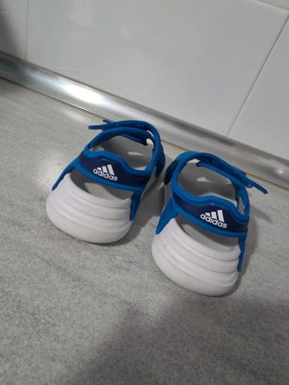 Sandalias Adidas niño azul
