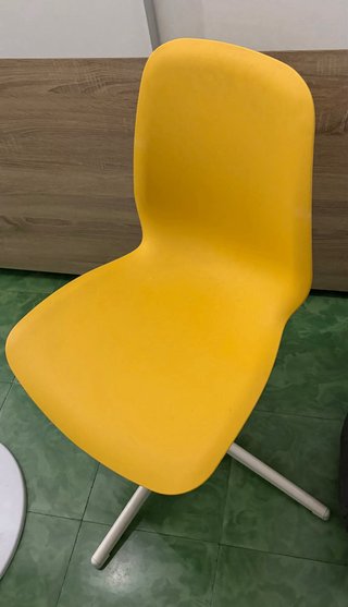 Silla de color amarillo cómoda y resistente.