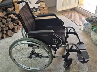 Andador y silla de ruedas cuidados