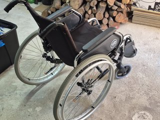 Andador y silla de ruedas cuidados