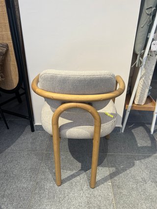Sedia Melqui beige legno rovere massiccio Kave hom