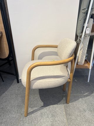 Sedia Melqui beige legno rovere massiccio Kave hom