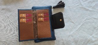 Cartera de piel artesanal UBRIQUE