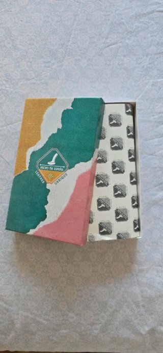 Cartera de piel artesanal UBRIQUE