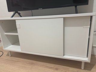 Mueble TV zapatero con patas y puertas correderas
