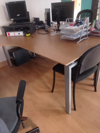 4 Mesas de Oficina extras  Grandes y con forma