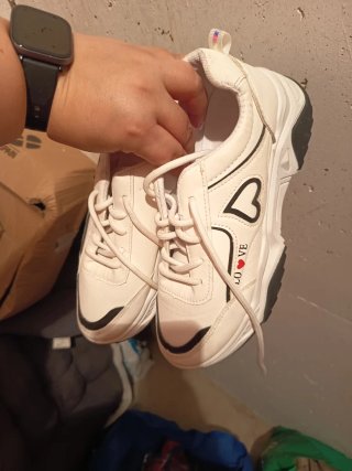 Zapatillas blancas con corazón y LOVE