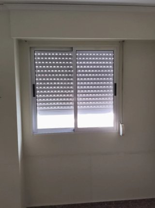 Ventana corredera blanca