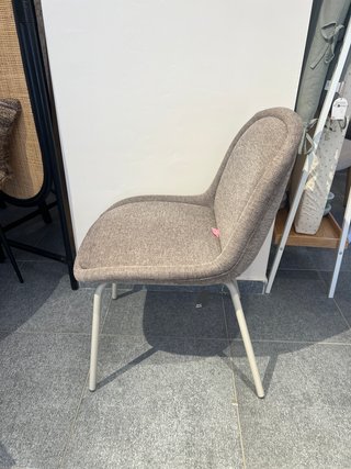 Sedia Kave Home grigia in tessuto