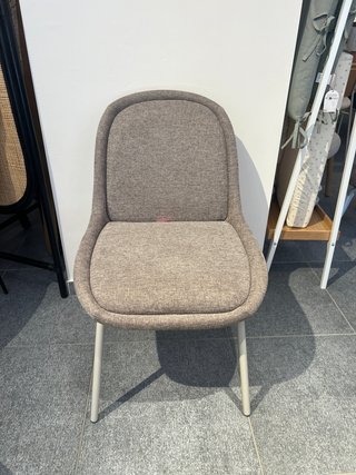 Sedia Kave Home grigia in tessuto