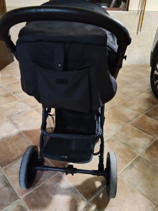 Carro de bebé negro con estampado