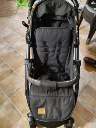 Carro de bebé negro con estampado