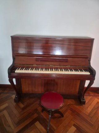 Piano de pared madera oscura
