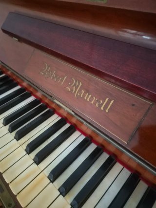 Piano de pared madera oscura