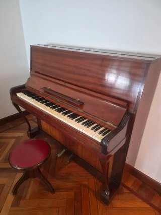 Piano de pared madera oscura