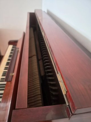 Piano de pared madera oscura