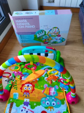 Gimnasio de juego para bebé con piano