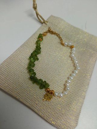Pulsera perlas cultivadas y piedras verdes diseño