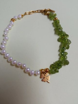 Pulsera perlas cultivadas y piedras verdes diseño