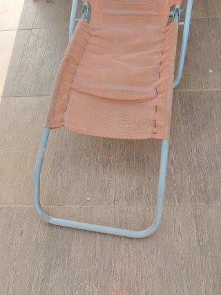 Tumbona plegable naranja y gris