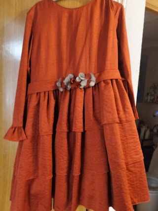 Vestido de ceremonia color caldera con volantes