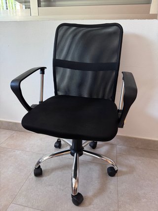 Silla de oficina negra con ruedas