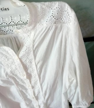 Blusa blanca bordada talla 44 Alt.67 De la 50