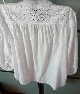 Blusa blanca bordada talla 44 Alt.67 De la 50
