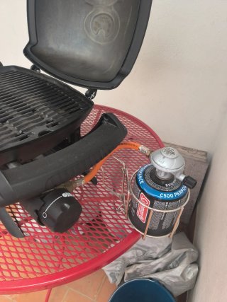 Barbacoa de gas Weber negra