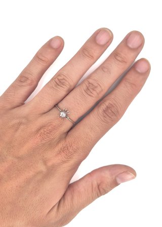 P12599JGA Anillo Oro Blanco 18K con Diamante