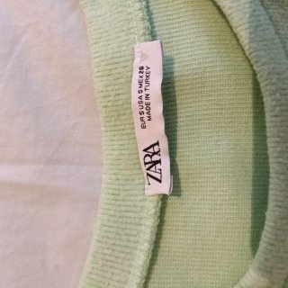 Blusa Zara verde con volantes