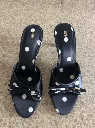 Sandalias Zara lunares negras y blancas