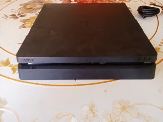 PS4 Slim 500GB con mando y cables