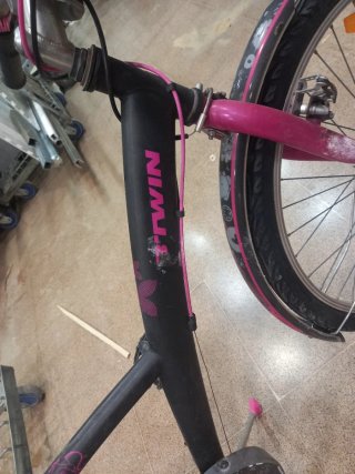 Bicicleta infantil rosa y negra