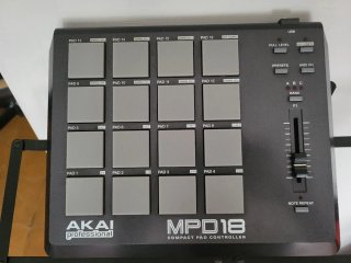 Controlador MIDI Akai MPD18 Negro