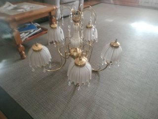 Lámpara araña vintage dorada y blanca