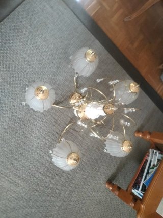 Lámpara araña vintage dorada y blanca